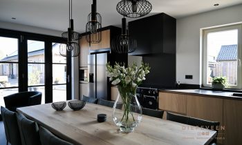 Gezellige houtlook keuken met fornuis, Brakel