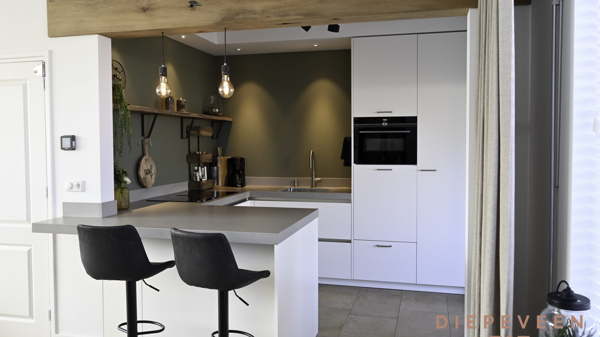 Witte keuken met grijs werkblad
