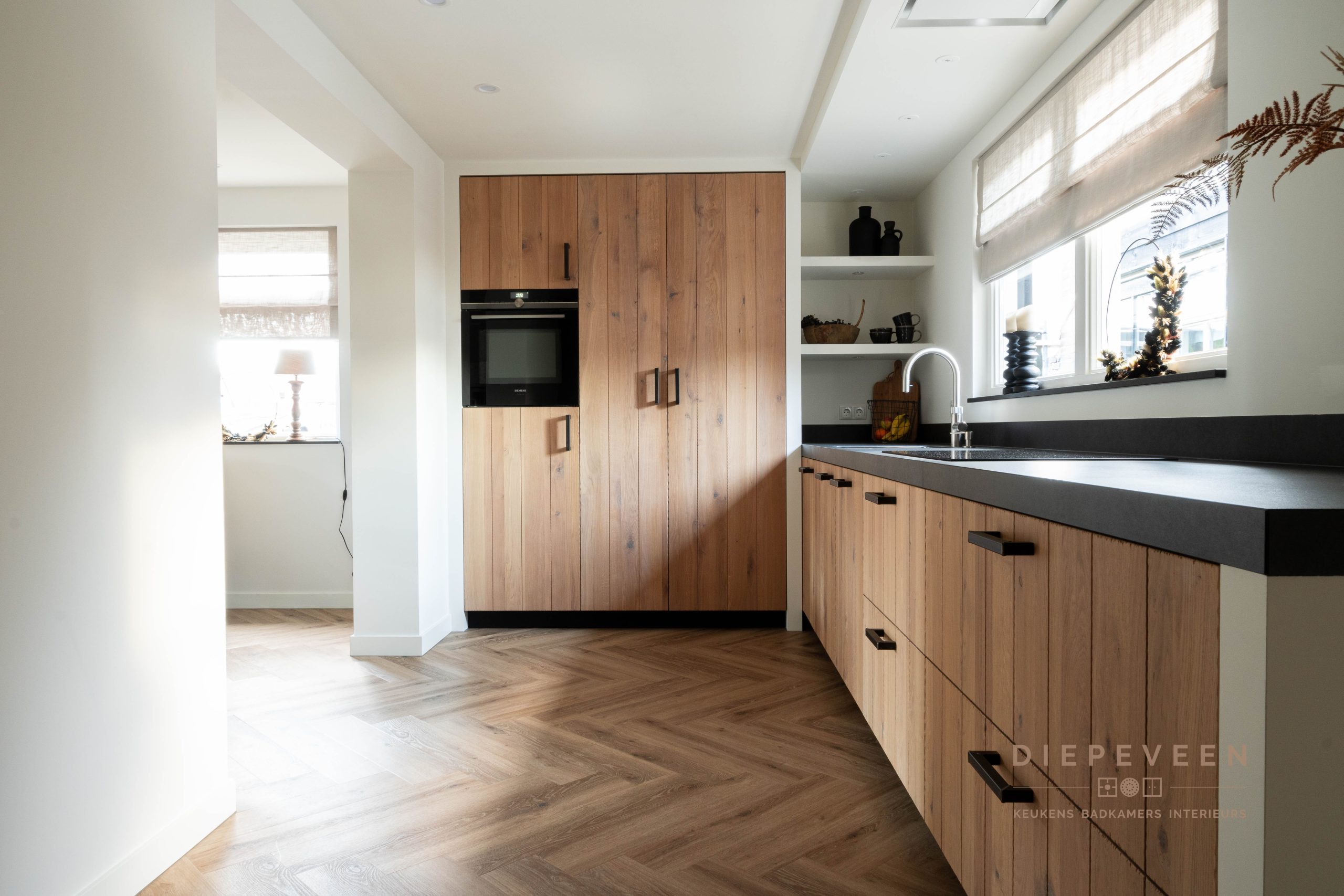 Houten keuken met houten vloer