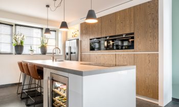 Landelijke strakke keuken met een houtlook kastenwand, Rijswijk