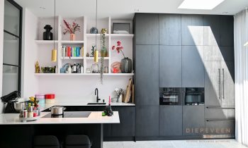 Chique zwarte keuken met hoge kastenwand, Rotterdam