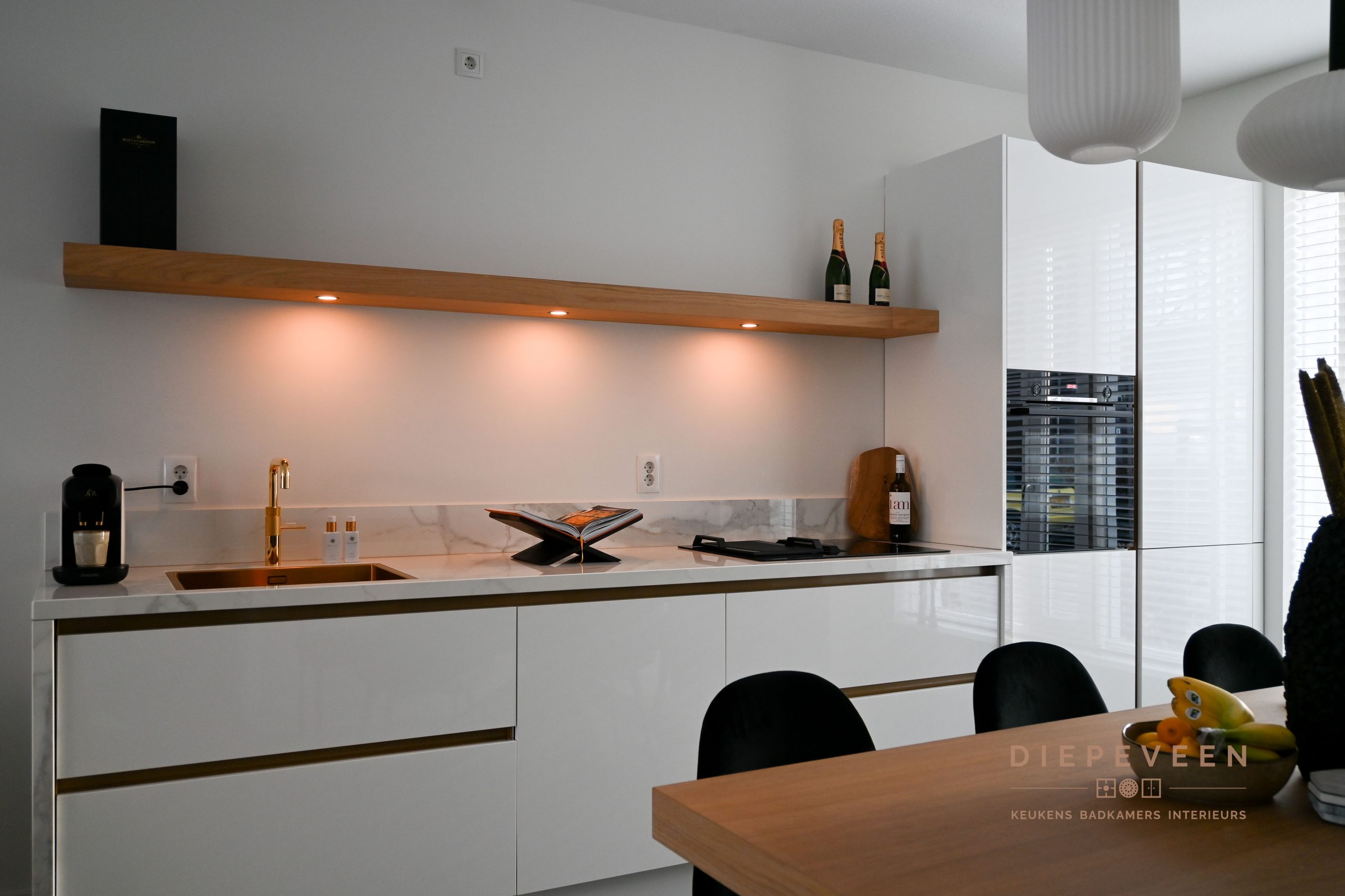 Moderne witte keuken
