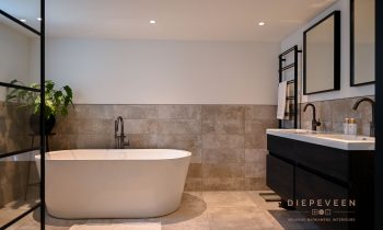 Warme stijlvolle badkamer, Nieuwendijk