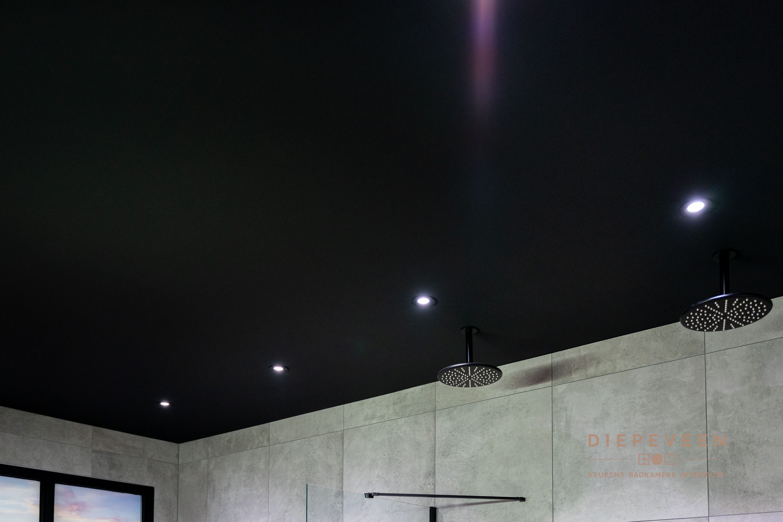 Zwart plafond badkamer