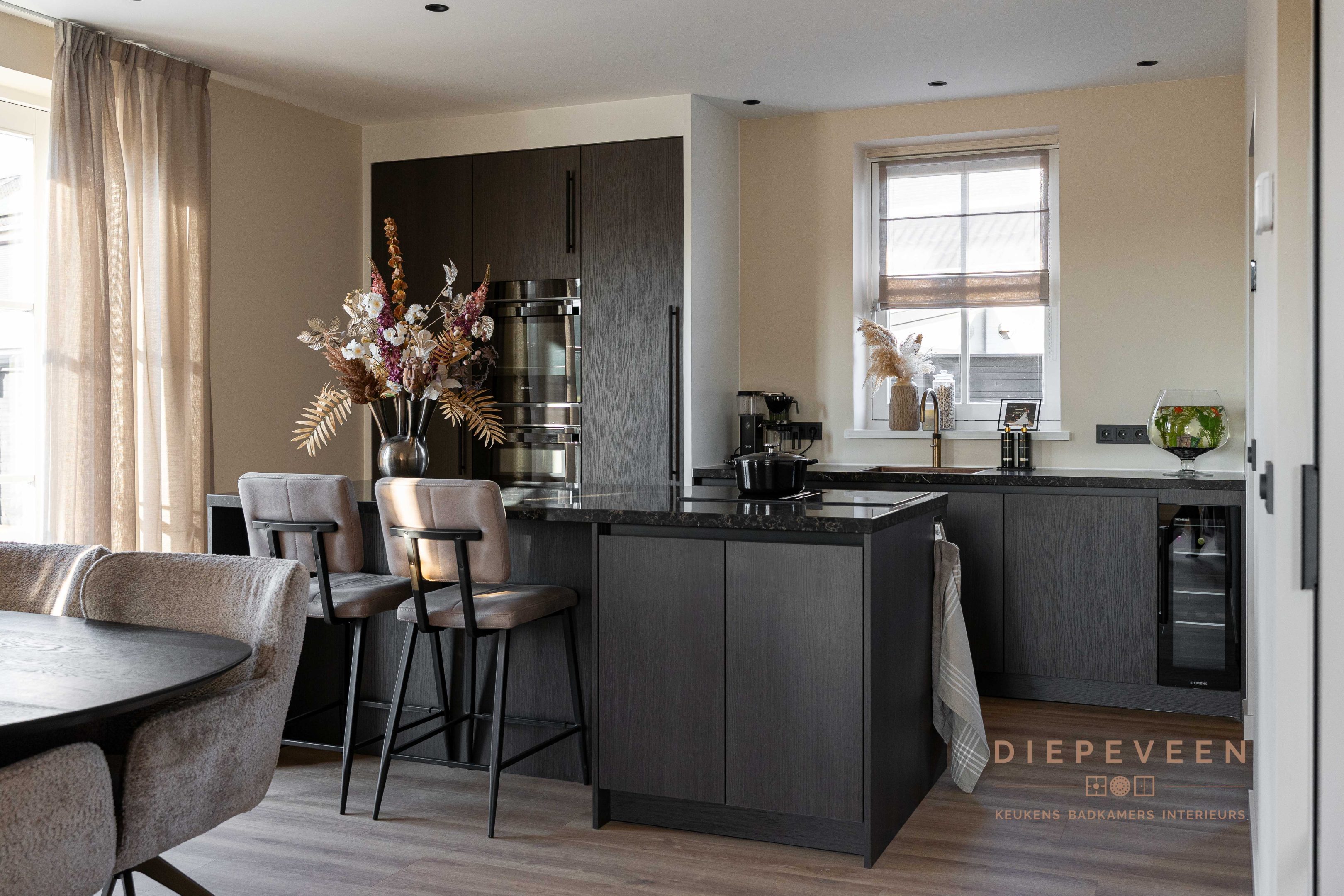 || Donkere luxe keuken, Haaften ||