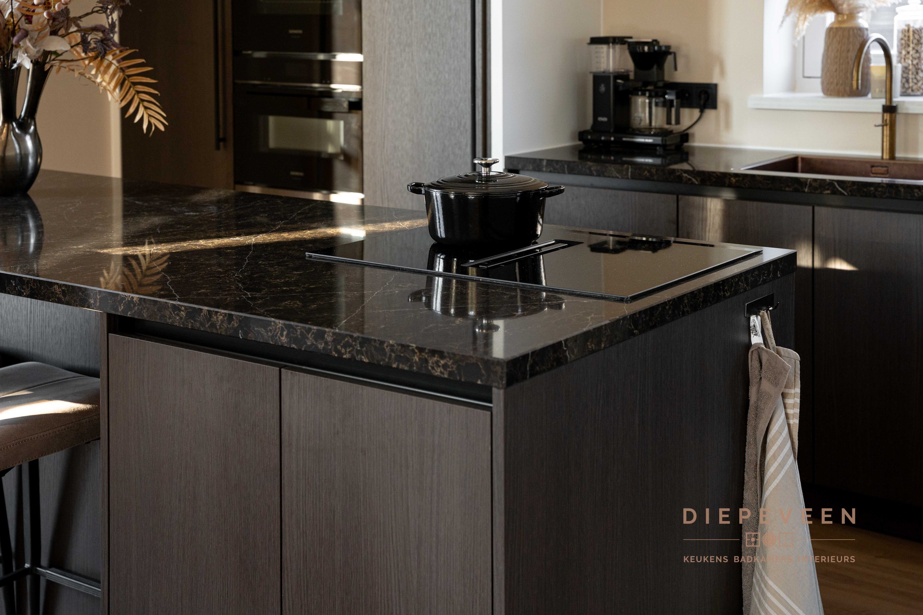 || Donkere luxe keuken, Haaften ||