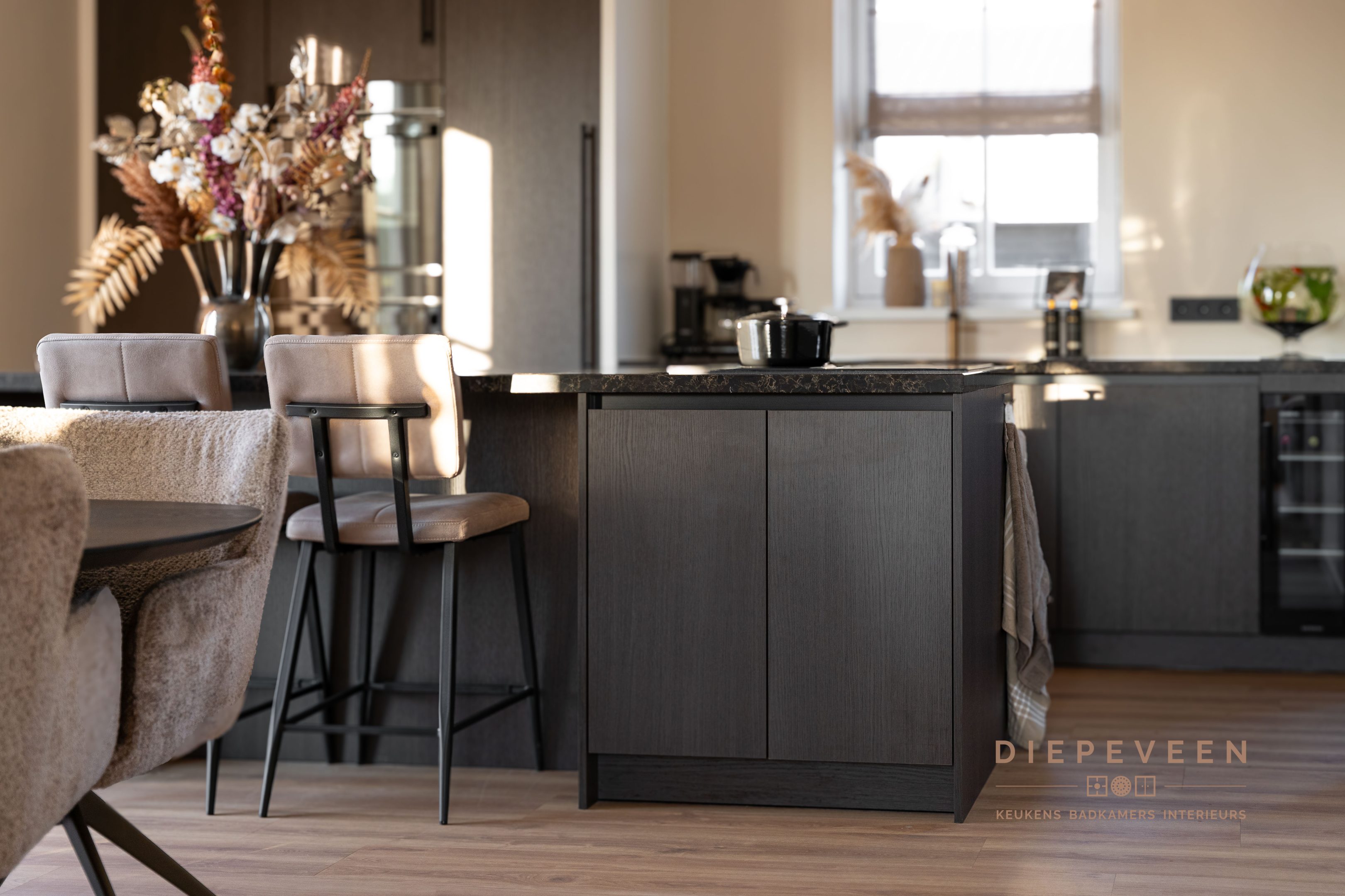 || Donkere luxe keuken, Haaften ||