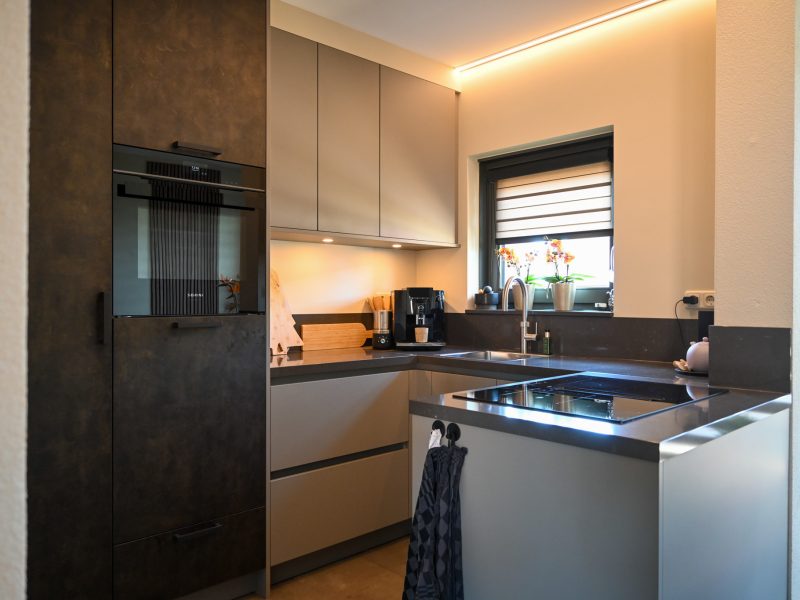Compact en strakke keuken, Genderen
