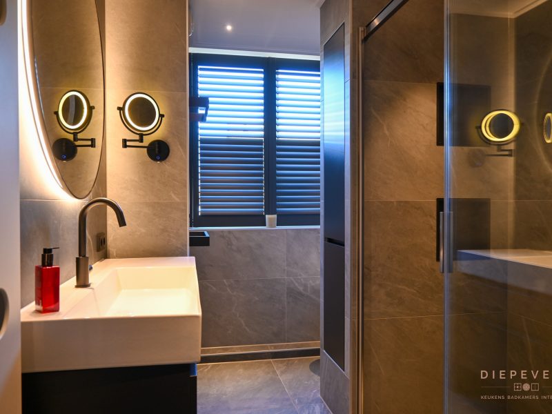 Strakke badkamer, Wijk en Aalburg