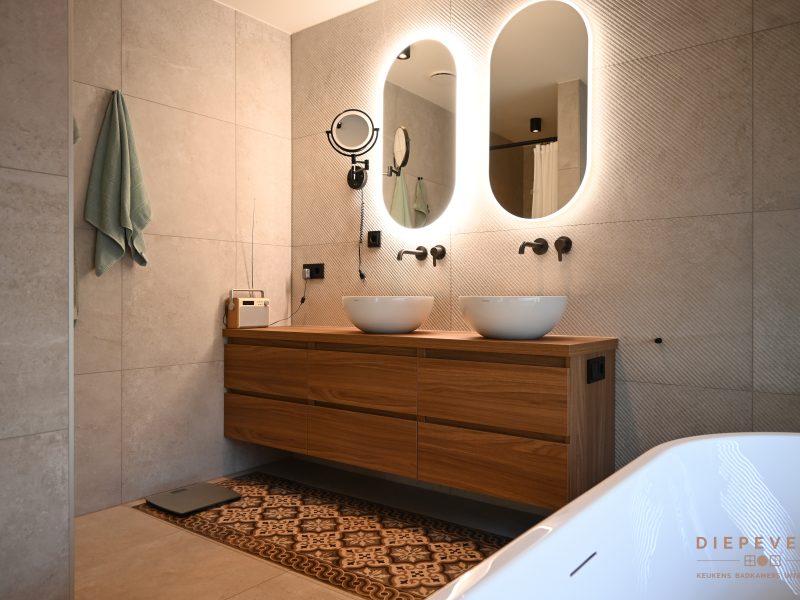 Warme stijlvolle badkamer, Nederhemert