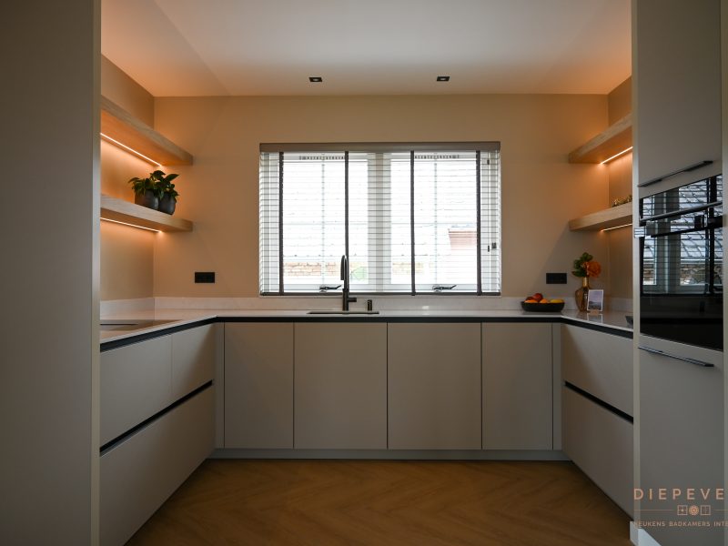 Tijdloze u-keuken, Wijk en Aalburg