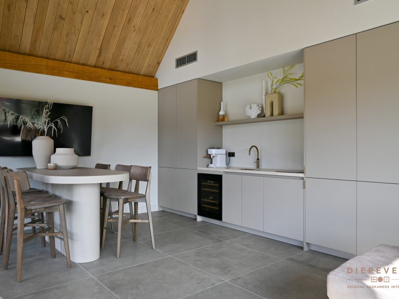 Sfeervolle keuken in tuinhuis, Brakel