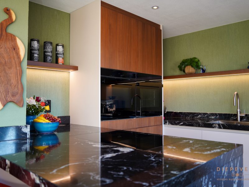 Compacte U-keuken, Woudrichem