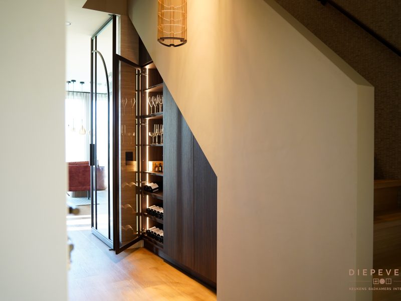 Chique wijnkast, Brakel