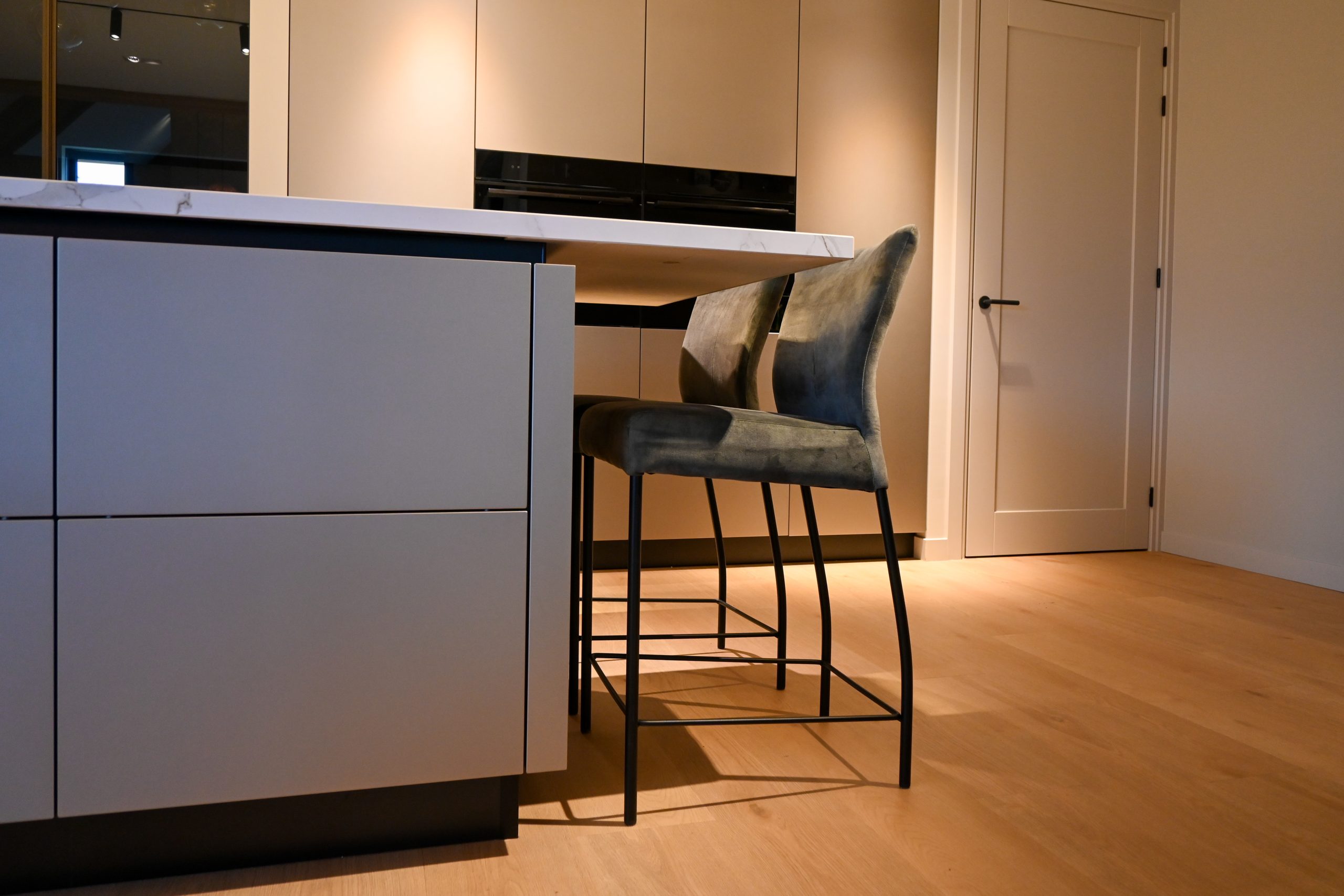 2. Kookeiland met barfunctie