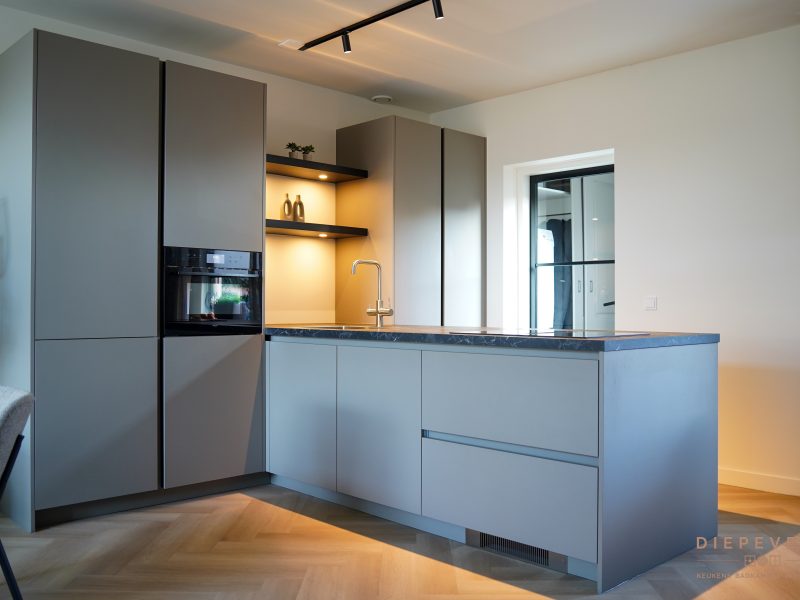 Modern en strakke keuken, Almkerk