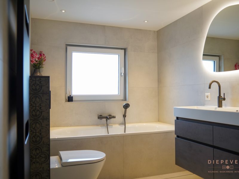 Uniek en eigentijdse badkamer, Sleeuwijk