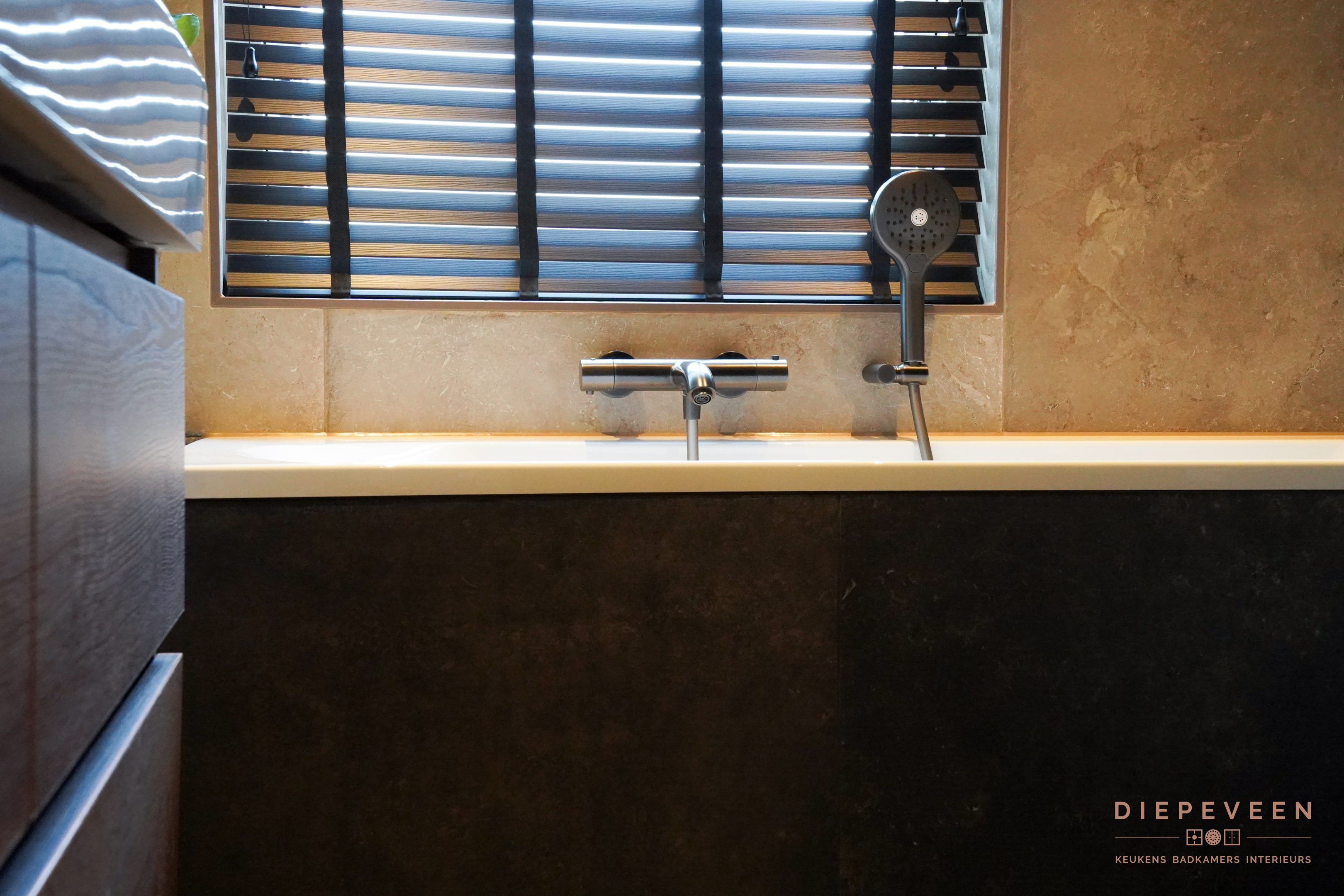 || Sfeervolle compacte badkamer, Werkendam || || Sfeervolle compacte badkamer, Werkendam ||